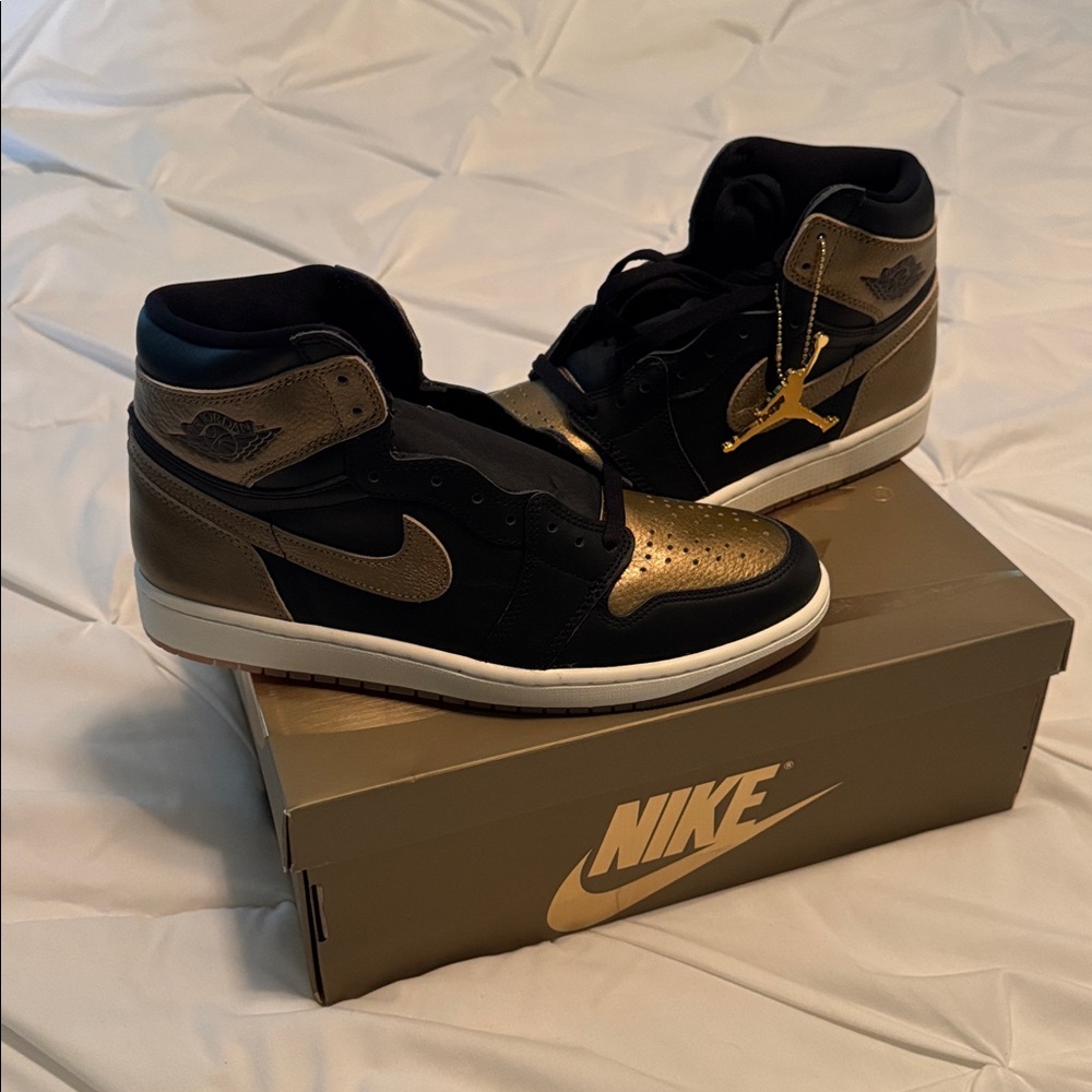 Jordan 1 Retro High OG - Picture 3 of 14